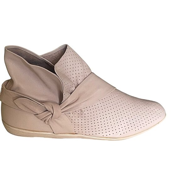 Class Act Women's Round Toe Perforated Pattern Cross Bow Tie Leather Ankle Boots - Picture 4 of 6